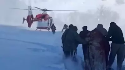 Hakkari'de Kar Altında Mahsur Kalan Hamile Kadın Helikopterle Kurtarıldı