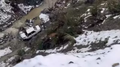Hatay'da Karlı Yolda Kontrolden Çıkan Otomobil Dereye Uçtu: Sürücü Son Anda Atlayarak Kurtuldu