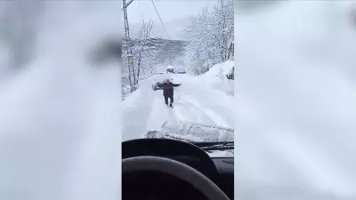 Kastamonu'da Kar Nedeniyle Kapanan Köy Yolu Açıldı, Sakinler Ekibi Oynayarak Karşıladı