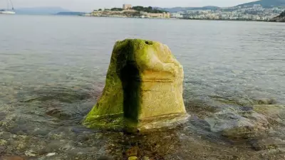 Kuşadası'nda Deniz Çekilince Roma Dönemi Mermer Kaidesi Ortaya Çıktı