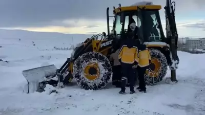 Muş'ta Kar Nedeniyle Kapalı Köy Yolunda Hasta Kadın İş Makinesiyle Ambulansa Ulaştırıldı