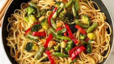 Sebzeli Erişte Tarifi: Pratik ve Besleyici Ev Yemeği Nasıl Yapılır?