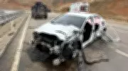 Cizre'de Otomobil Bariyere Çarptı: 5 Kişi Yaralandı