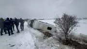 Elazığ'da Karlı Yolda Minibüs Şarampole Devrildi: 9 Yaralı