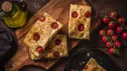 Sadece 5 Malzemeyle Evde İtalyan Focaccia Yapımı: Çıtır Dış, Yumuşak İç