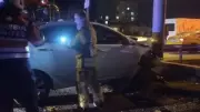 İstanbul Ümraniye'de Otomobil Bariyerlere Çarptı: 2 Kişi Yaralandı