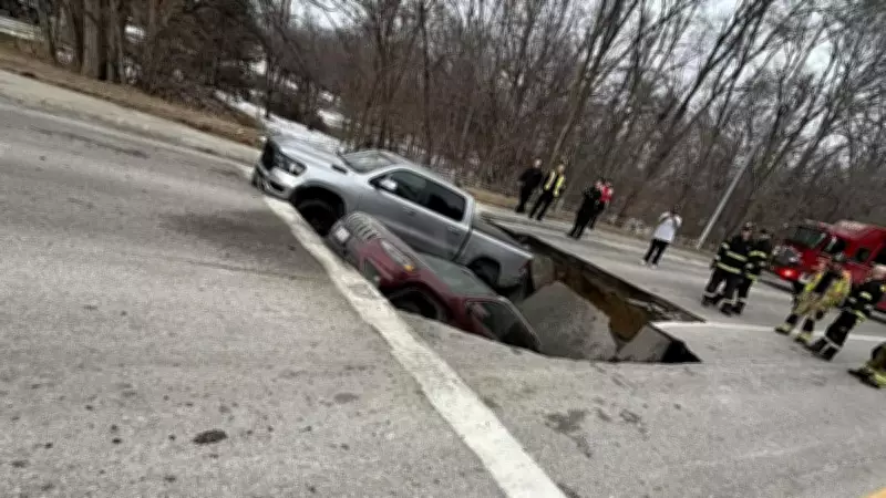 ABD'de Kırmızı Işıkta Yer Yarıldı: İki Araç Dev Çukura Gömüldü