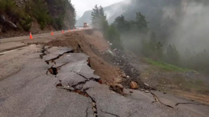 Adana Feke'de Helikopter Pistini Heyelan Vurdu: Ulaşım Tek Şeride Düştü