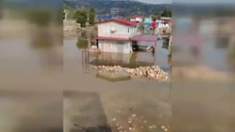 Adana'da Şiddetli Yağışlar: Etekli Köyü Sular Altında, Kamyon Suya Gömüldü