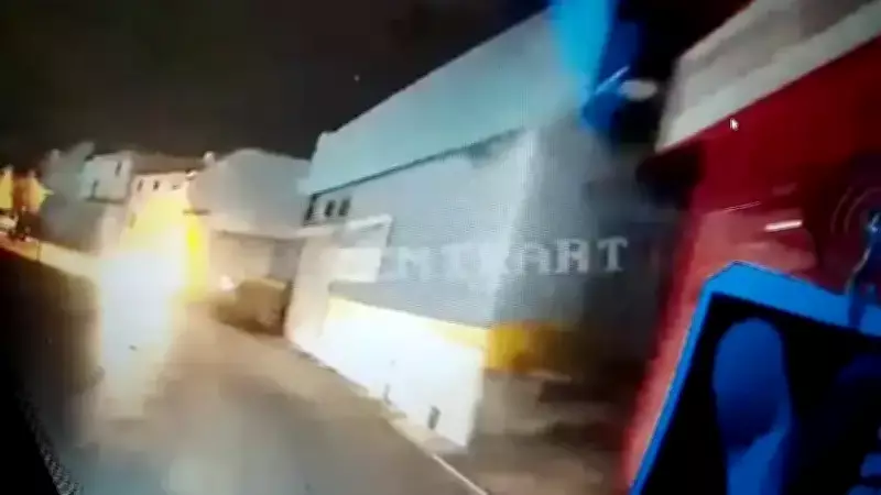 Adana'da Kafa Kafaya Çarpışma: Minibüs ve Otomobil Kaza Anı Kameralara Yansıdı