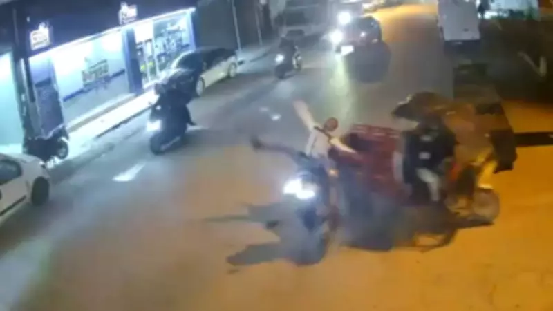 Adana'da İki Motosikletin Kafa Kafaya Çarpışması: Bir Kişi Yaralandı