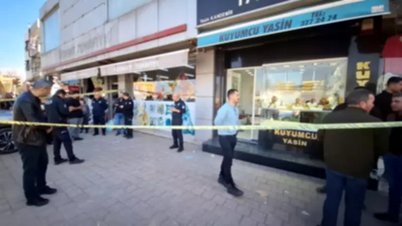 Adana'da Kuyumcu Soygunu: Kapıya Kilitlenen Hırsız Camı Kırarak Kaçtı