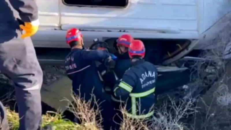 Adana'da Öğrenci Servisi Şarampole Devrildi: 2'si Ağır 9 Yaralı