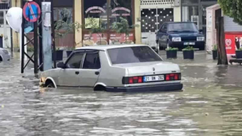 Adana'da Sağanak Yağış Yolları Göle Çevirdi, Araçlar Su Kapanında Kaldı