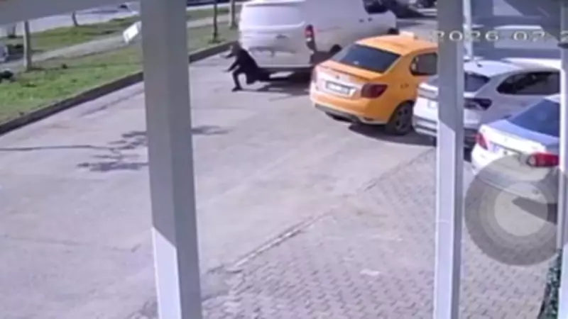 Adana'da Telefon Bağımlılığı Kaza Getirdi: Yaya Kamyonet Çarpmasıyla Yaralandı