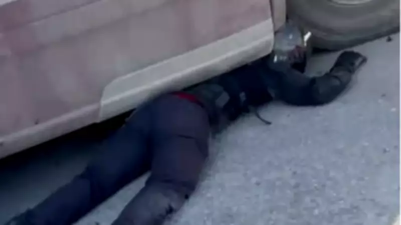 Adana'da TIR'ın Altında Kalan Kurye, Ekipmanları Sayesinde Hafif Yaralarla Kurtuldu