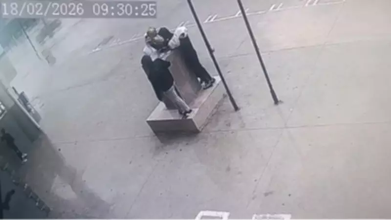 Adana'da Yürekleri Isıtan Anlar: Öğrenciler Fırtınada Atatürk Büstünü Korudu