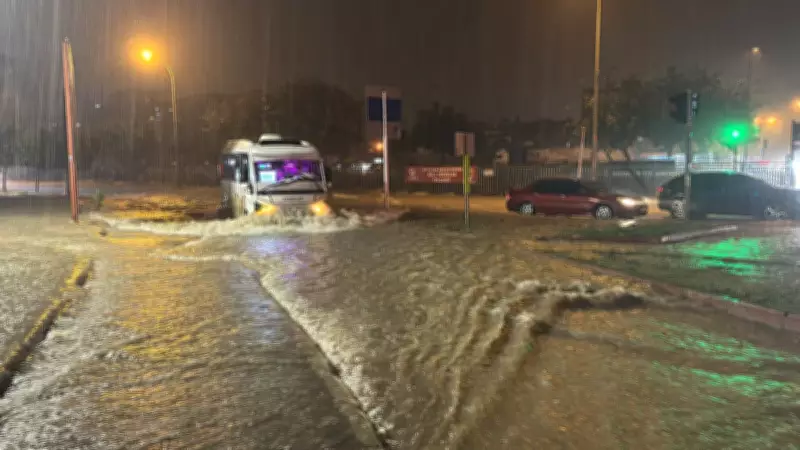 Adana'yı Sağanak Yağış Vurdu: Yollar Göle Döndü, Hayat Olumsuz Etkilendi