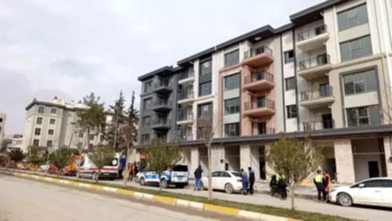 Adıyaman'da Ücretlerini Alamayan İşçiler Çatıya Çıktı, Polis Müdahalesiyle İndirildi