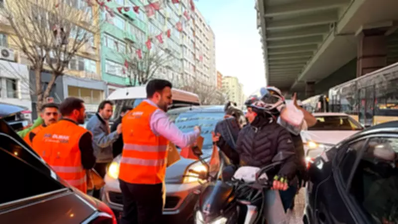AK Parti Gençlik Kolları'ndan 'İftara 5 Kala' Hareketi: Trafikteki Vatandaşlara Yardım