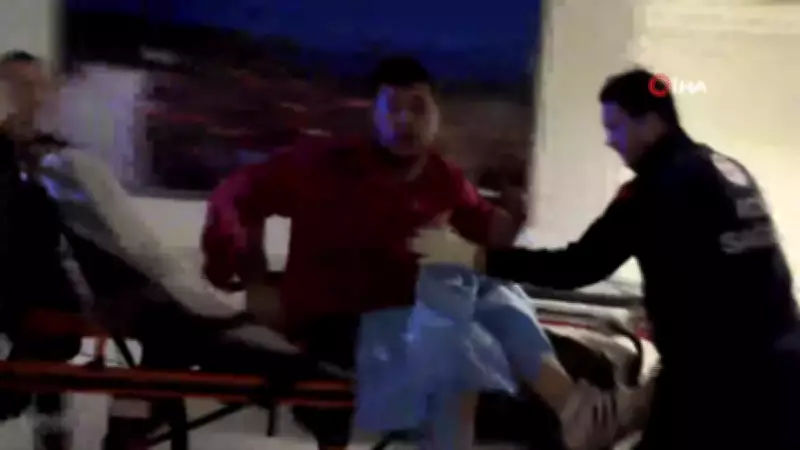 Aksaray'da Bıçaklanan Yaralılar Sedyeden Atlayıp Gazetecilere Saldırdı: O Anlar Kamerada