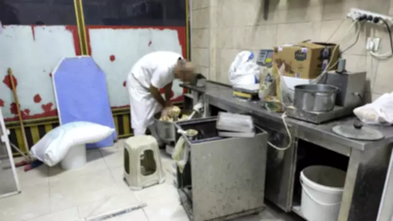 Akyazı'da Hamuru Ayağıyla Çiğneyen Çalışan, İşyeri Mühürlendi