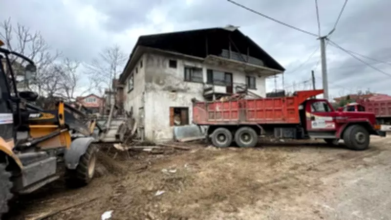 Akyazı'da Çöp Evinde Yaşayan Yaşlı Adam Çatıdan Düşerek Hayatını Kaybetti