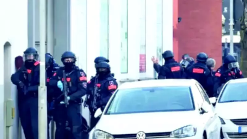 Almanya'da Ramazan'ın İlk Günü Camide Silah İhbarı: Polis Baskını ve Davet