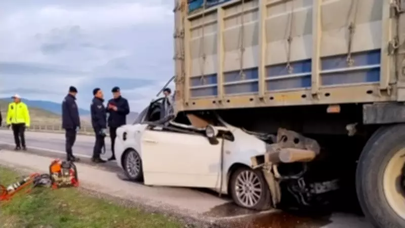 Amasya'da Feci Kaza: Cenazeye Giden Araç TIR'a Saplandı, 2 Kişi Hayatını Kaybetti