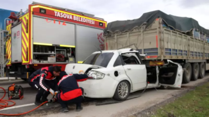 Amasya'da Feci Trafik Kazası: Otomobil TIR'a Arkadan Çarptı, 2 Kişi Hayatını Kaybetti