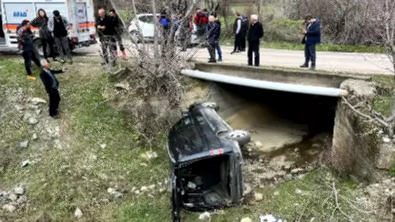 Amasya'da Korkunç Kaza: Kontrolden Çıkan Kamyonet Menfeze Devrildi, 3 Yaralı