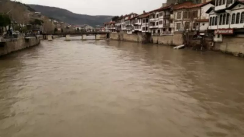 Amasya'da Yeşilırmak Nehri 2 Metre Yükseldi: Piknik Masaları Akıntıya Kapıldı