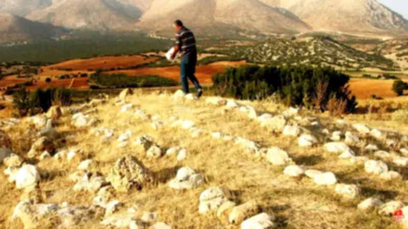 'Anadolu Arkeolojisinin Annesi'nin Külleri, Kazdığı 2.500 Yıllık Tümülüse Serpildi
