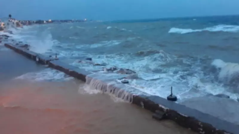 Çanakkale'de Kuvvetli Fırtına Hayatı Felç Etti: Evler Sular Altında Kaldı