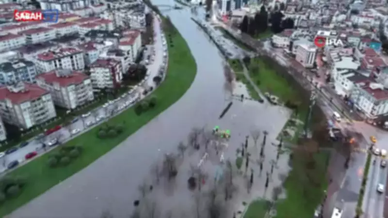 Çanakkale'de Sarıçay Taştı: Tekneler Battı, İşletmeler Sular Altında Kaldı