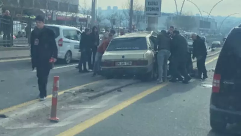 Ankara'da Direğe Çarpan Otomobilin Sürücüsü Yaralandı, İtfaiye Kurtardı