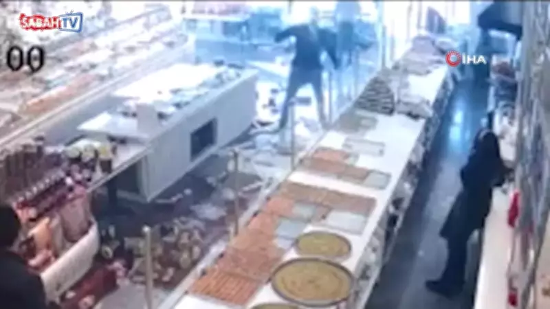 Ankara'da Kontrolden Çıkan Otomobil Pastaneye Girdi: Kaza Anı Kamerada