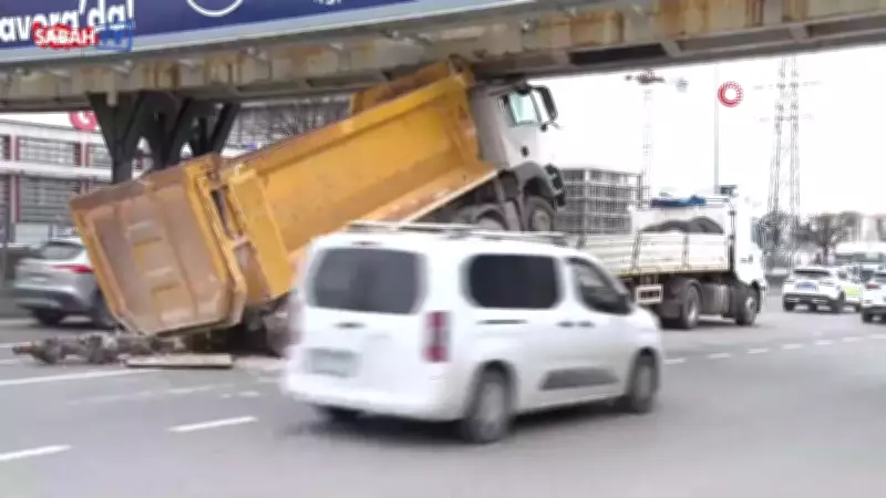 Ankara'da Tıra Yüklenmiş Hafriyat Kamyonu Üst Geçide Çarptı: Trafik Felç Oldu