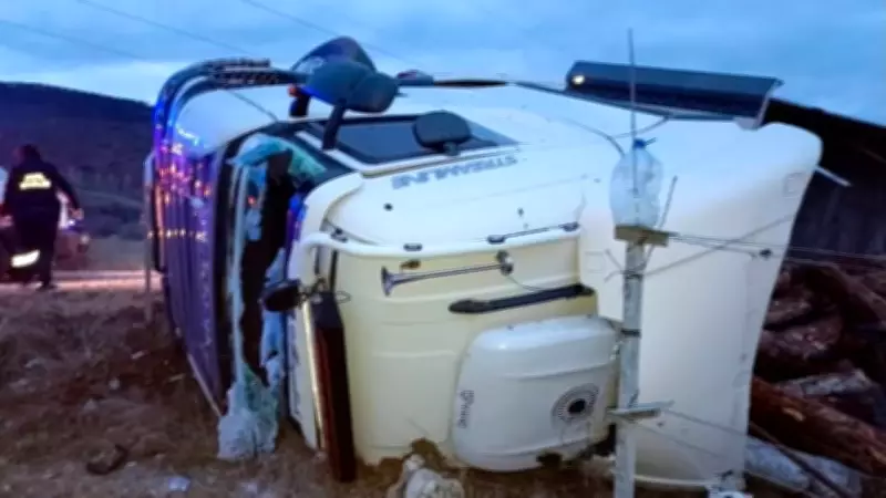 Çankırı'da Tomruk Yüklü TIR Devrildi: Sürücü Hayatını Kaybetti