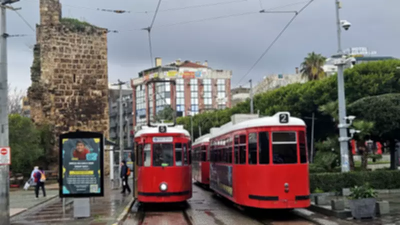 Antalya'da 2 Bin Yıllık Roma Burçları Tramvay Titreşimiyle Yıkılma Tehlikesi Altında