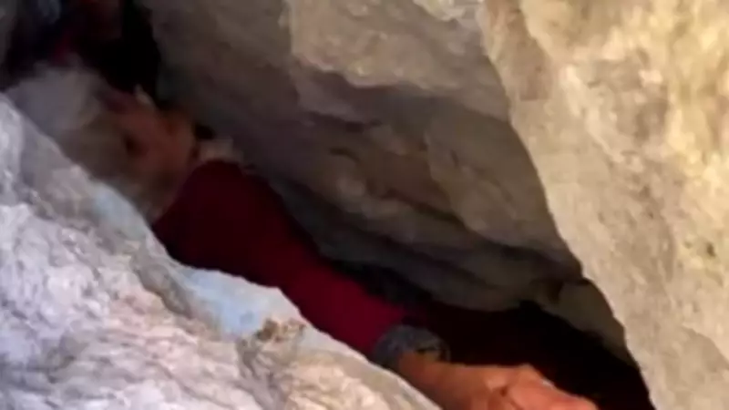 Antalya'da 80 Yaşındaki Kadın Kayalıklarda Sıkıştı, Kurtarıldı