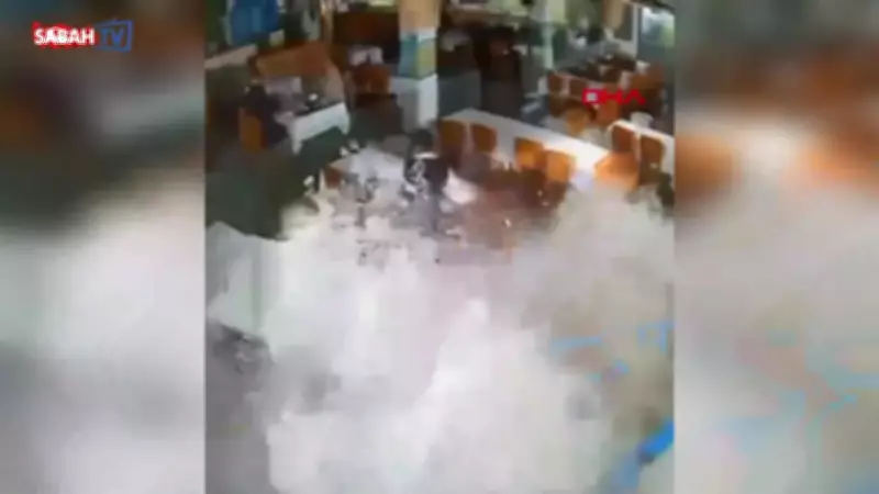 Antalya'da Dev Dalga Restorana Ulaştı: Çalışan Sürüklendi, Müşteriler Panikledi