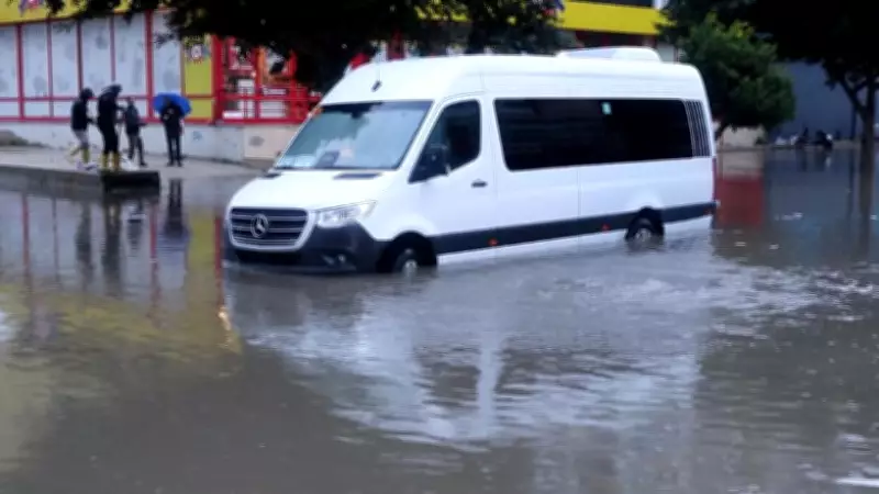 Antalya'da Şiddetli Sağanak: Yollar Göle Döndü, Trafik Felç Oldu