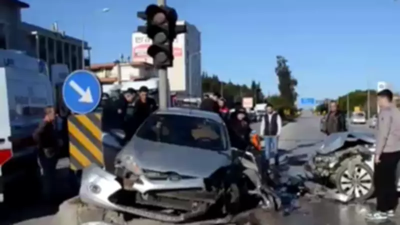Antalya'da Korkutan Kavşak Kazası: İki Araç Çarpıştı, Sürücüler Yaralandı