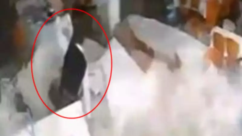 Antalya'da Kuvvetli Rüzgar Dev Dalga Oluşturdu, Restoranı Vurdu! Çalışan Yerde Sürüklendi