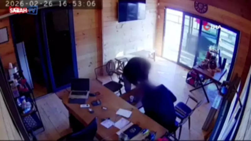 Antalya'da İşletme Sahibi Müşteri Sanıp Tokalaştığı Kişinin Silahlı Saldırısından Son Anda Kurtuldu