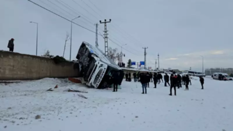 Ağrı Patnos'ta Yolcu Otobüsü Devrildi: 16 Kişi Yaralandı