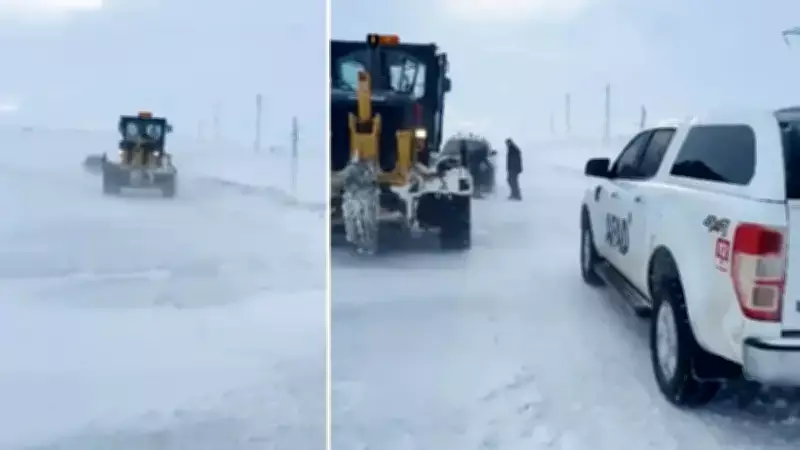 Ardahan'da Tipi ve Kar Fırtınasında Mahsur Kalan 6 Araç Kurtarıldı