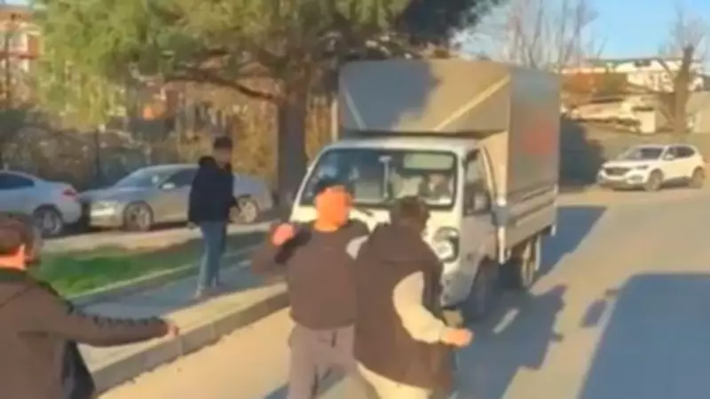 Arnavutköy'de Trafik Kavgası: Cadde Boks Ringine Döndü, İki Olay Kamerada
