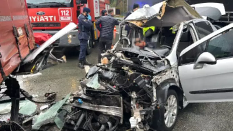 Artvin'de Park Halindeki TIR'a Çarpan Otomobilde 2 Kişi Hayatını Kaybetti